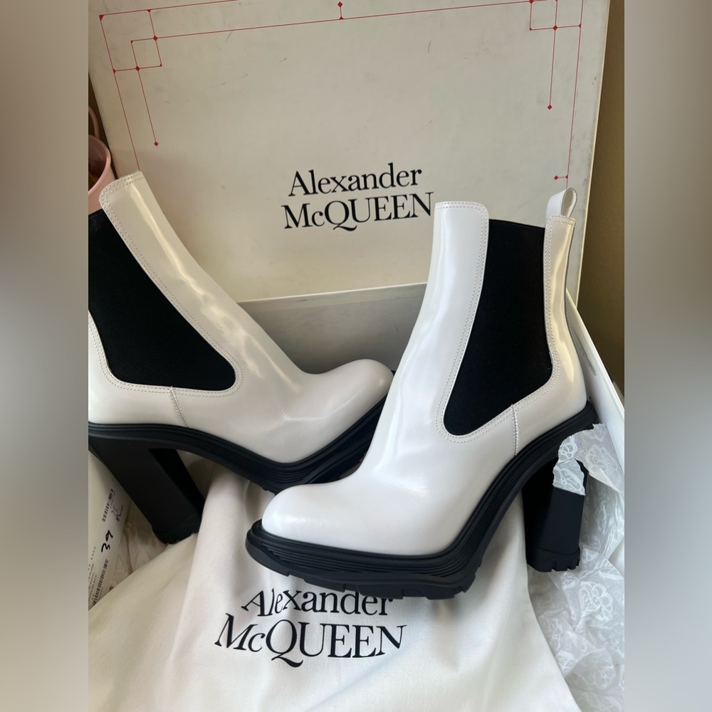 ONE DAY SALE✨

 ❤️ALEXANDER MCQUEEN tread heeled Chelsea boot in ivory/black - Picture 2 of 13